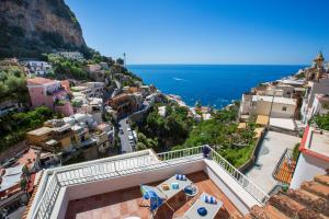 - une vue sur la côte amalfi depuis un bâtiment dans l'établissement Estate4home - Medusa Positano, à Positano