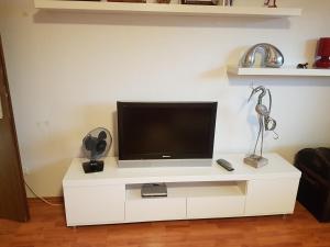 a white entertainment center with a flat screen tv at Ferienwohnung Globetrotter in Horstmar