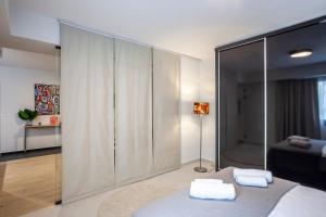 Schlafzimmer mit einem Bett und einer Glaswand in der Unterkunft Habitat 29 C in Thessaloniki