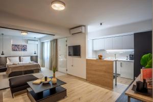 ein großes Wohnzimmer mit einem Bett und einer Küche in der Unterkunft Habitat 29 C in Thessaloniki