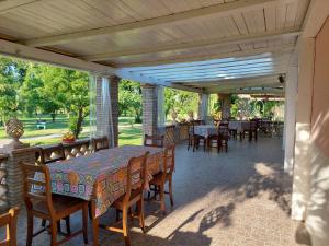 patio ze stołem, krzesłami, stołem i szezlongiem w obiekcie Villa Piersepp B&B w mieście Trappitello