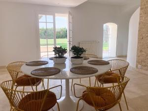 Fotografia z galérie ubytovania Domaine de la Toumanque- Mas provençal rénové- 4 chambres - 14 couchages v destinácii Les Vignères