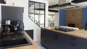 a kitchen with a counter top with a coffee maker at Confortable maison de vacances 3 étoiles, 6p in Ploeren