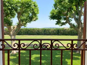 Fotografia z galérie ubytovania Domaine de la Toumanque- Mas provençal rénové- 4 chambres - 14 couchages v destinácii Les Vignères