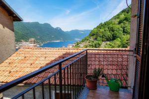 een balkon met uitzicht op een rivier en de bergen bij The sound of silence in Pognana Lario