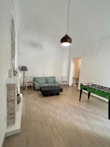 sala de estar con sofá y mesa de billar en 4Cats - Alloggio incantevole in centro, en Lecce