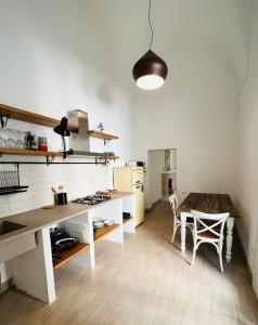 cocina con mesa, mesa y sillas en 4Cats - Alloggio incantevole in centro, en Lecce