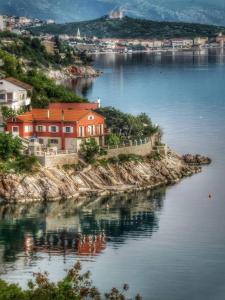 une maison sur une île dans une masse d'eau dans l'établissement Rooms Bero, à Senj