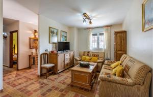 A television and/or entertainment centre at Awesome Home In Montefrío