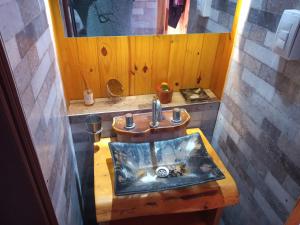 y baño con lavabo de madera y espejo. en Amaneceres de San Isidro en José de la Quintana