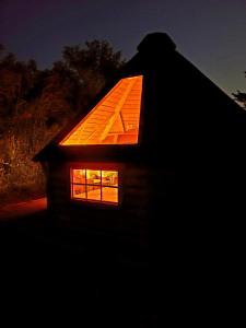 uma casa com um telhado laranja no escuro em Les Etoiles de Morphée em Auriac-sur-Vendinelle