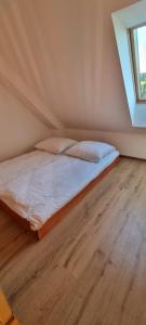 Posteľ alebo postele v izbe v ubytovaní Chatki Niwkii u Zbója Studio z antresolą