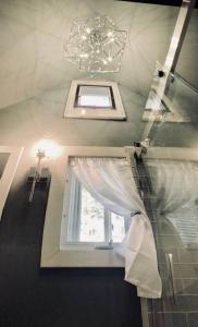 une pièce avec une fenêtre et un lustre dans l'établissement Bear Cottage, à Birchwood Lakes