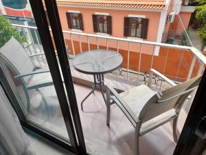 d'un balcon avec une table et des chaises. dans l'établissement Cantinho da Lena, à Sacavém