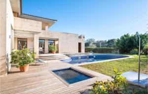 un patio trasero con piscina y una casa en Villa de lujo con piscina, jacuzzi, jardín y terraza, en Marratxí 