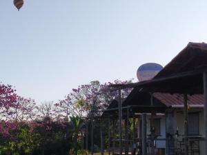 ein Gebäude mit einer Antenne darüber in der Unterkunft Aldeia Canastra Pousada in São Roque de Minas