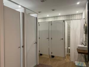 Tenerife Art Hostel的一间浴室