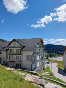 una casa grande en una colina con una calle en Apartament Czarna Góra STUBAI 5, en Sienna