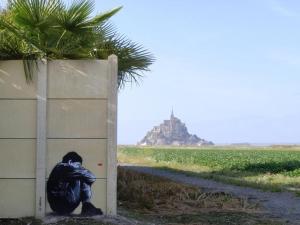 a person sitting on the corner of a wall at La Jacotière in Ardevon