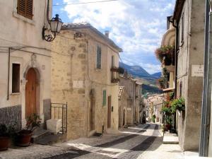 un vicolo in un centro storico con edifici di Amoroso's house, affittacamere a Caramanico Terme
