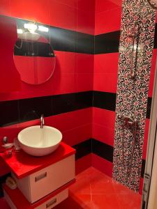 A bathroom at Guest House Elegance Még 10 kép