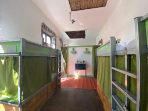 Tenerife Art Hostel客房内的一张或多张床位