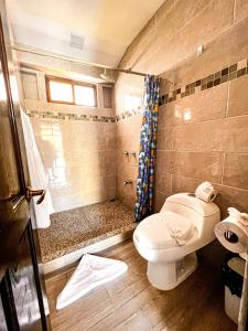 サマラにあるCasa Los Ninosのバスルーム(トイレ、シャワー付)