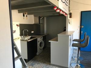 kuchnia z pralką i zmywarką w obiekcie Appartement avec vue sur la tour Barberousse w mieście Gruissan