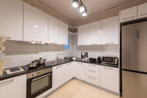 Kuchyň nebo kuchyňský kout v ubytování MEDLUXE LUXURY APARTMENT !
