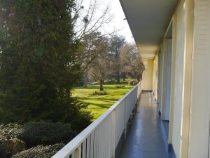 a porch of a house with a view of a yard at Spacieux F5 au parc arboré in Orsay