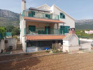 una casa con balcone sopra di Happy house for holiday Marina a Kaštela (Castelli)