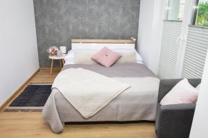 เตียงในห้องที่ Apartamenty Legionów 30