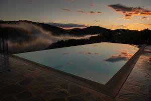 アンギアーリにあるLocanda del Viandante - Valle Apartments & Poolの夕日を背景にしたプールのレンダリング