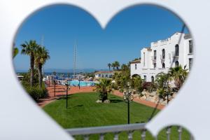 uma vista através de uma janela em forma de coração de um edifício em Sighientu Resort em Capitana