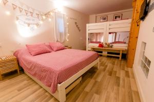 a small bedroom with a bed with pink sheets at Apartamento Rural Requies in Feria