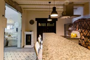 a kitchen with a counter top and a living room at Apartamento Rural Requies in Feria