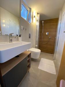 Koupelna v ubytování Apartments Anna I