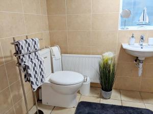 A bathroom at Forest View Impeccable two bedroom house