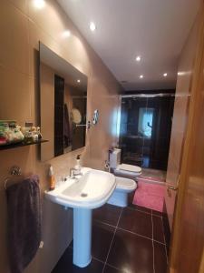 łazienka z umywalką i 2 toaletami w obiekcie Apartamento de 3 dormitorios con piscina - Riaza Vacacional w mieście Riaza