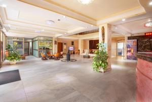 eine leere Lobby eines Hotels mit Pflanzen in der Unterkunft FELICIA HOTEL YAOUNDE in Jaunde