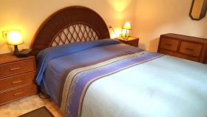 een slaapkamer met een groot bed en twee nachtkastjes bij Maria Planta in Calella de Palafrugell