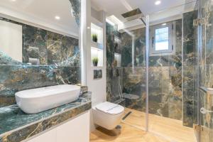 een badkamer met een wastafel en een toilet bij SithoniaRS Luxury Ground Floor Apartment With Private Garden in Neos Marmaras