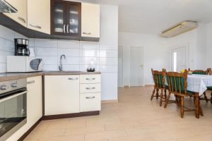 Kuchyň nebo kuchyňský kout v ubytování Apartmani Jašarević