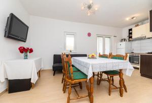 Kuchyň nebo kuchyňský kout v ubytování Apartmani Jašarević
