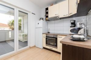 Kuchyň nebo kuchyňský kout v ubytování Apartmani Jašarević