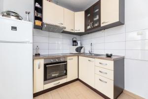 Kuchyň nebo kuchyňský kout v ubytování Apartmani Jašarević