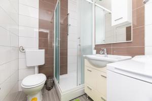 Koupelna v ubytování Apartmani Jašarević