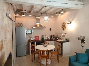 Kuchyňa alebo kuchynka v ubytovaní La petite Arlésienne - Charmante maison de ville