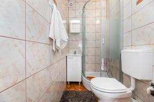 Koupelna v ubytování Apartmani Jašarević + 37 fotografií