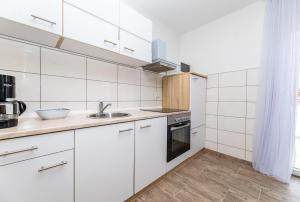 Kuchyň nebo kuchyňský kout v ubytování Apartmani Jašarević